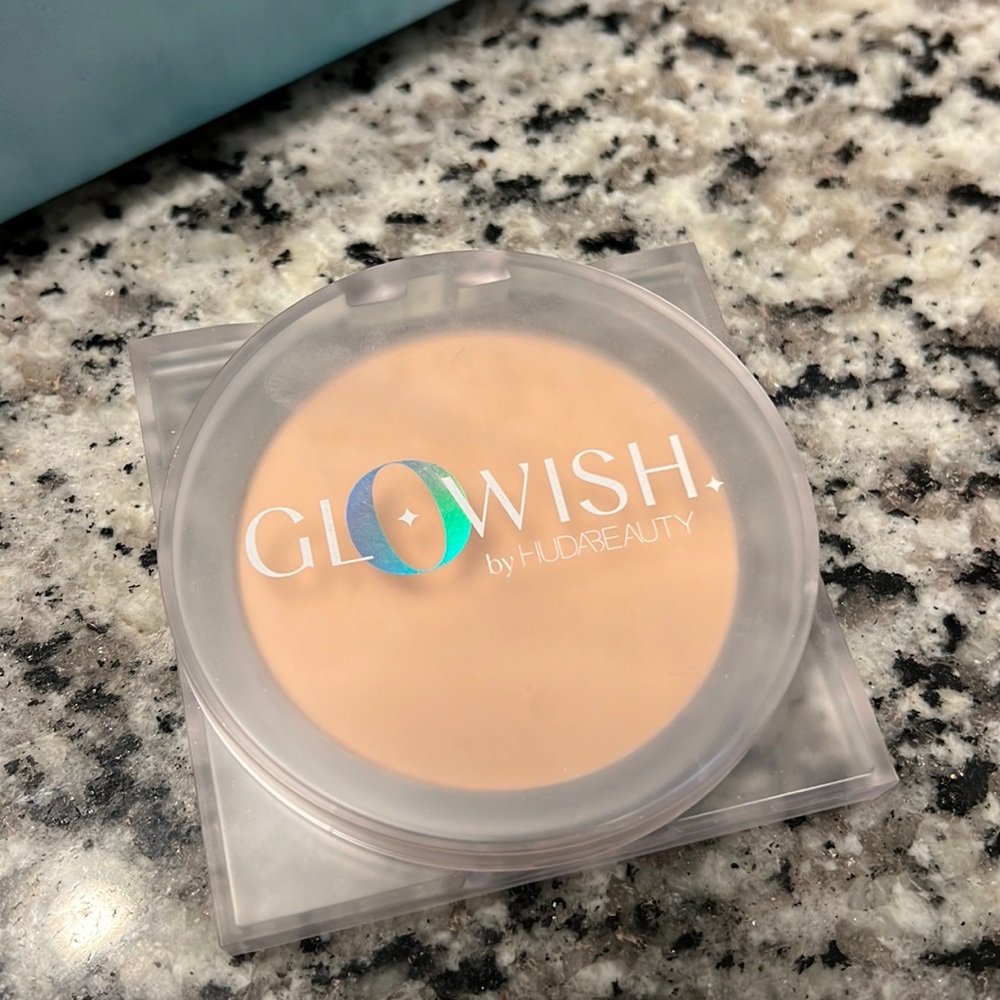 *3/$30* ❤️ Huda Beauty Glowish luminous finishing powder. Pre owned. porcelain
